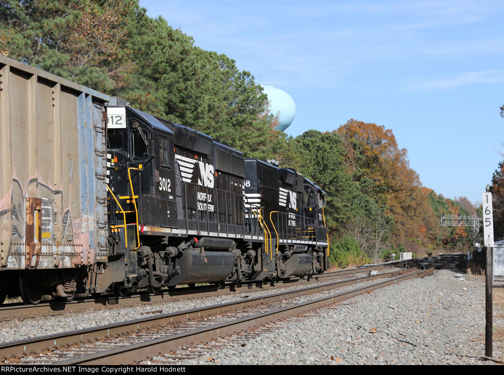 NS 708 & 3012 lead train P54 eastbound